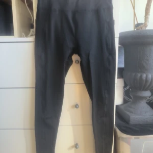 Svarta leggings från Shein - Snygga svarta leggings från Shein med hög midja. Perfekta för en bekväm och stilren look. De är tillverkade i ett stretchigt material som ger en tight passform. Fodrade för kallare väder. 