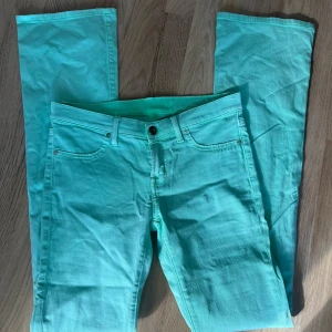 Gröna jeans  - Super snygga unika ljusgröna jeans jättefina nu till våren storlek W28 L34 säljer då de är alldeles för lång för mig