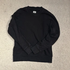 C.P. Company Sweatshirt  - Säljer för att tröjan har blivit för liten och som ni ser på sista bilden saknas googlen 