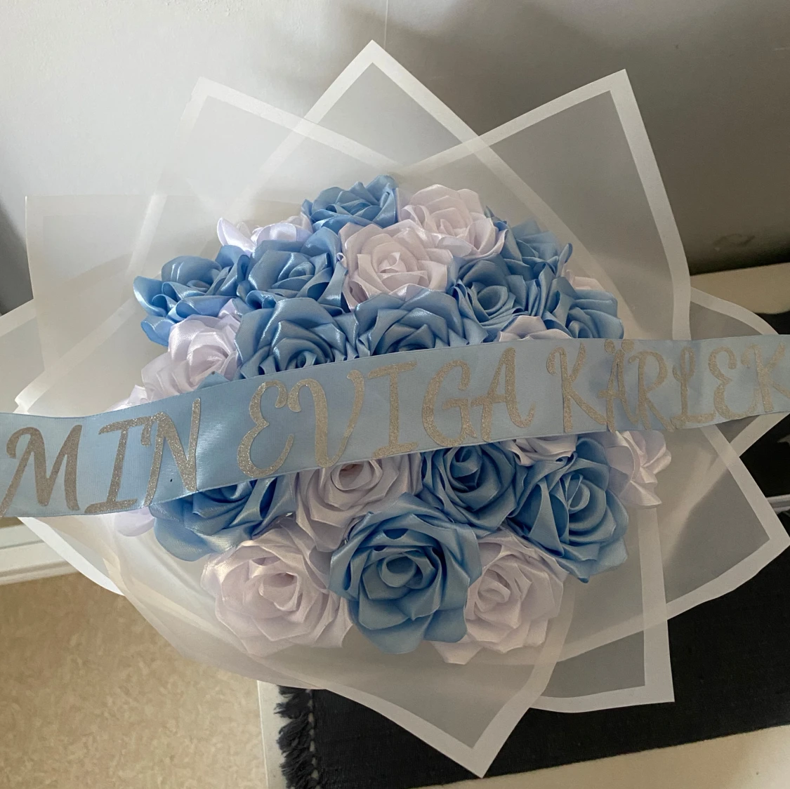 Blå och vit ros bukett