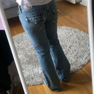 Lågmidjade True Religion bootcut - Innerbenslängd 75cm , 36cm midjemått rakt över 