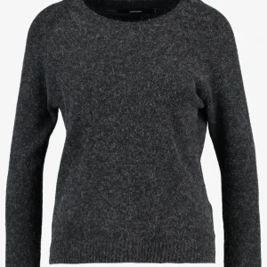 Mörkgrå stickad tröja - Mörkgrå stickad tröja från vero Moda skriv för egna bilder💕