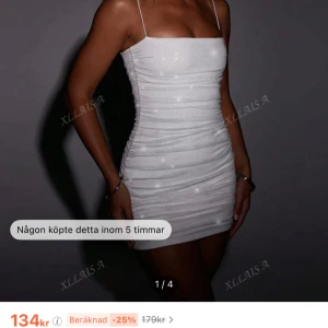 Vit glittrig klänning - Snygg vit klänning med glittrande detaljer och smala axelband. Perfekt för en kväll ute. Endast testat 1 gång