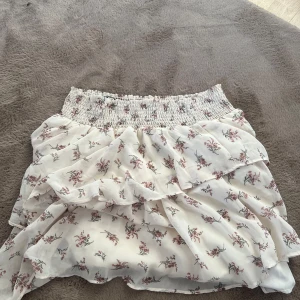 Volangkjol - En super fin Volangkjol från Gina tricot ! Helt sprillans ny och ej använd. Är i storlek 42 men är super strechig 💚