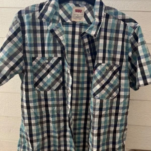 Rutig kortärmad skjorta från Levi's - Säljer en kortärmad rutig skjorta från Levi's