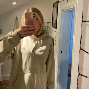 Beige hoodie från Dickies - beige hoodie från Dickies i storlek medium. 