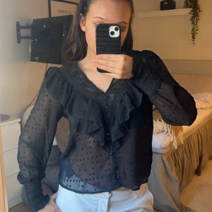 Svart blus  - Säljer min super söta topp, säljer då den bara hänger i garderoben💞