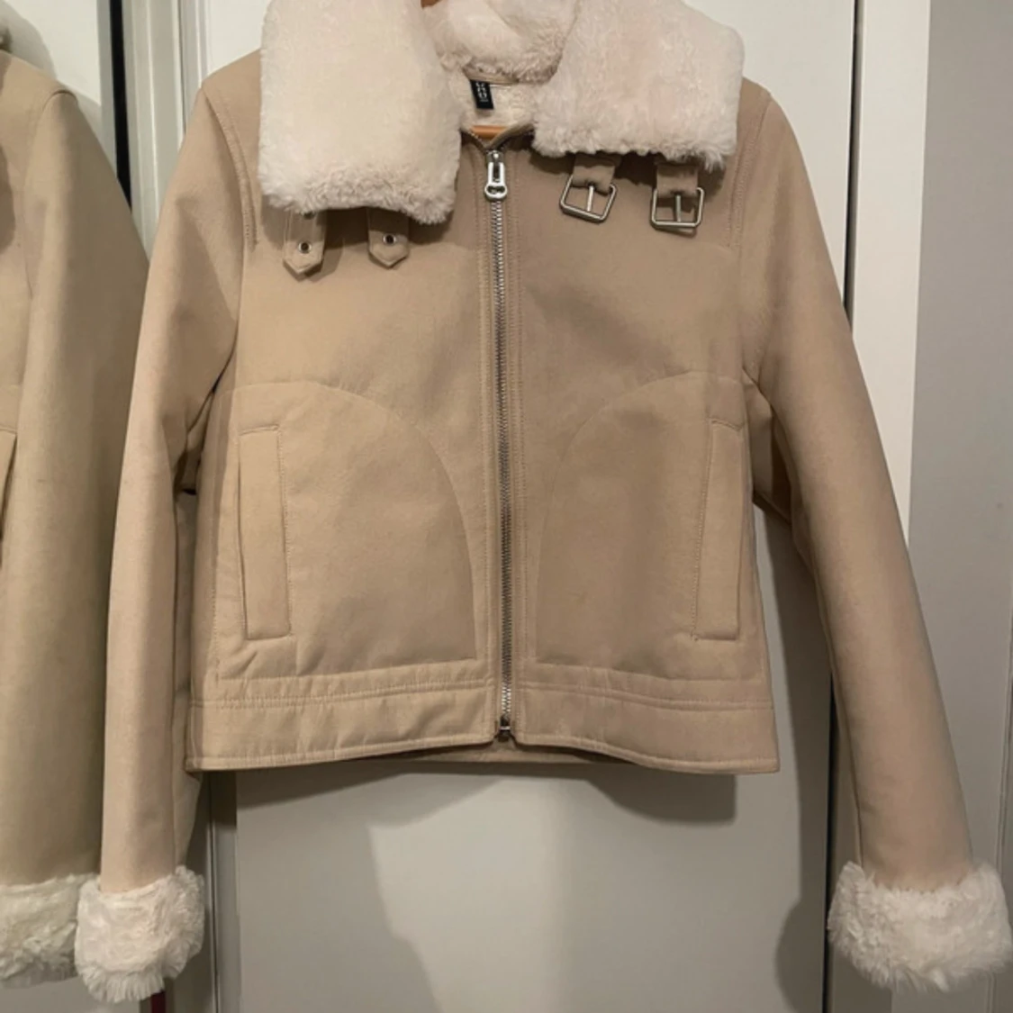 Beige jacka med fuskpäls från H&M