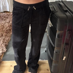 Svarta mjukisbyxor med snörning juicy couture - Snygga svarta mjukisbyxor med snörning i midjan ifrån juicy couture! Jätte sköna och snygga. Nypris 1200kr