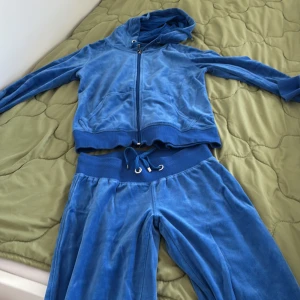 Blå hoodie med dragkedja - Säljer en blå hoodie med dragkedja och huva från märket C och   byxor oxå. 