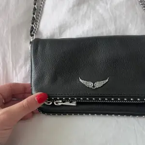 Köpte denna väskan för ungefär 1år sedan kom till användning cs 5-6 gånger! Dustbag tillkommer har tyvärr inget kvitto kvar då jag köpte den på Plick men hon sa att den var äkta och är köpt från deras butik i Sthlm🙏🏻 Den är superfin och i väldigt bra skick! 