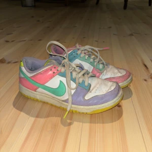 Nike Dunk Limited edition easter  - Dessa limited edition easter skorna är såå söta och coola, de lyser verkligen upp en outfit och jag har älskat dem. De är bra använda och har därför defekter som syns på bilden. Nypris 1500kr