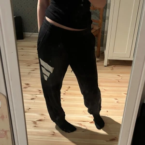 Adidasbyxor - Coola och sköna Adidasbyxor. Relativt bra skick! Använd ett fåtal gånger. 