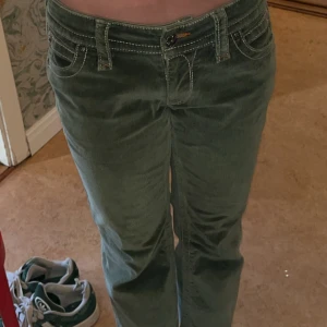Gröna rock revival jeans - Säljer ett par gröna rock revival jeans köpta från plick. Säljer då dem inte kommer till användning och är för korta (är 170cm lång). Passar nog 160-165 cm lång. Sista bild visar dem defekter som finns med jeansen.