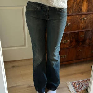 Bootcut jeans från Tommy Hilfiger - Snygga vintage bootcut jeans från Tommy Hilfiger. Jeansen är lågmidjade och har långa ben och passar perfekt på mig som är 179 cm. Storleken är W28 L34. Hör av dig med frågor eller om du vill ha mer specifika mått! <3
