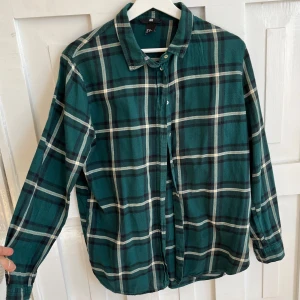 Grön rutig skjorta - Säljer en grön rutig skjorta från H&M med långa ärmar och knappar framtill. Skjortan har en klassisk krage. Säljer eftersom jag inte använder längre 💚