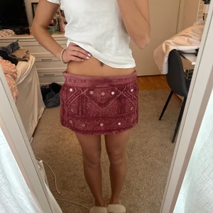 Lågmidjad kjol - Så himla perfekt lågmidjad kjol med coola detaljer!💕