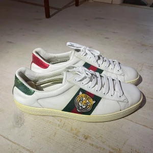 Gucci ace sneakers - Tja! Vi säljer ett par feta Gucci ace skor. Dem är använda men fortfarande i väldigt bra skick. De är o storlek 42,5. Skickas ej i originalbox. Om du har några frågor tveka inte på att höra av dig! 