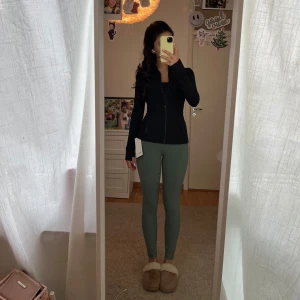 Gröna lululemon align pant 25 - Säljer dessa så himla snygga gröna lululemon träningsbyxor. Perfekt för träning eller en promenad! Säljer då jag vill köpa i en anna storlek💕💕