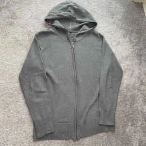 Stickad hoodie - En sjukt fet stickad hoodie | Skick: 9/10- Dragkedja lite svår att stänga, men funkar | Hör av er vid fler frågor🦦