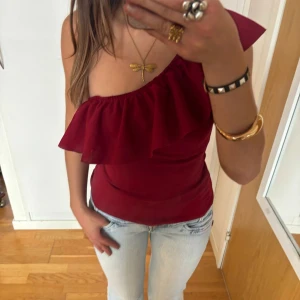 One shoulder vinröd volangtopp  - Såå snygg vinröd off shoulder volang topp! Jag är 168 och det är mina bilder, köp via köp nu direkt eller Swish, kvar tills markerad som såld ❤️