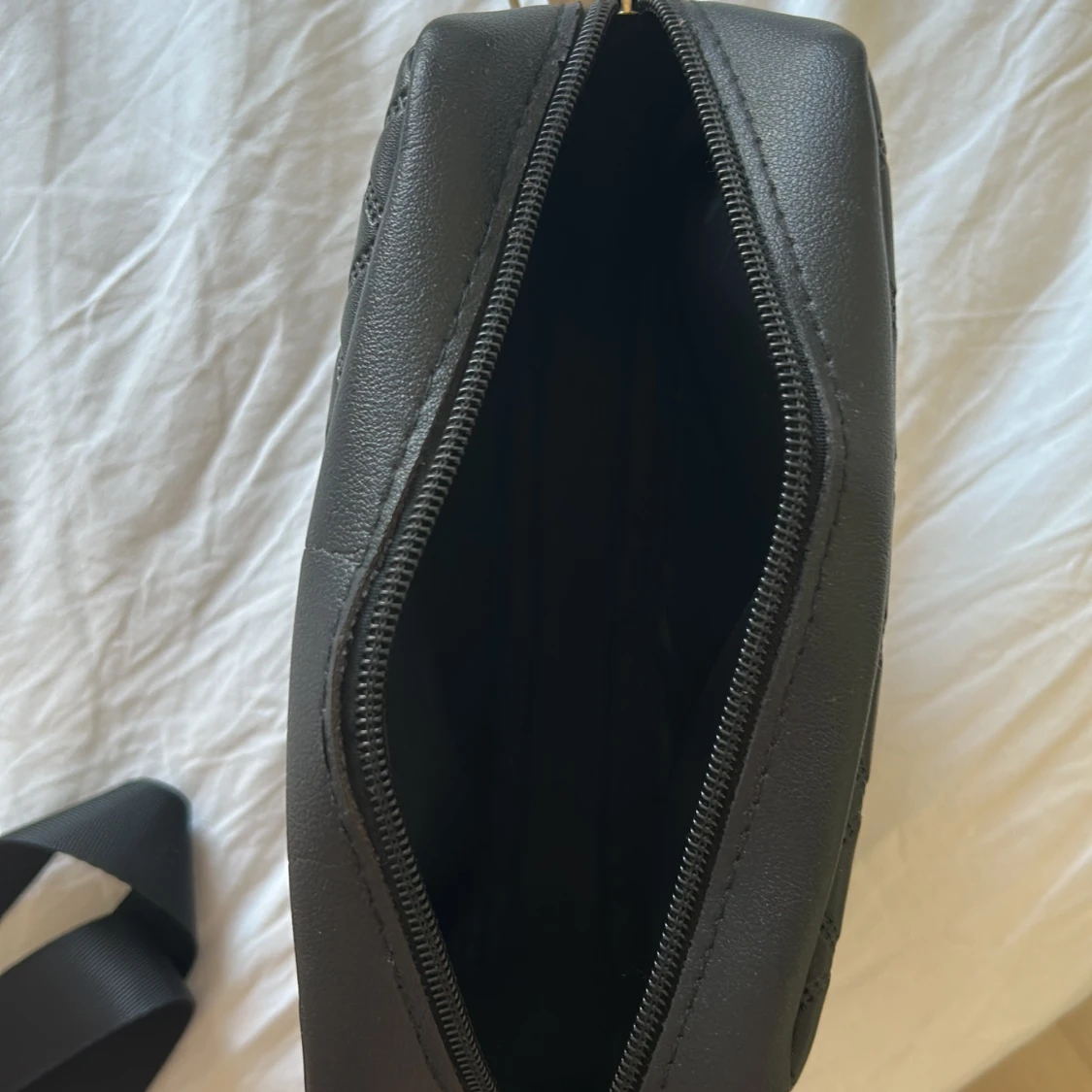 Svart quiltad axelväska - 4