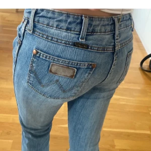 Blå jeans - Snygga blå jeans med  klassisk femficksdesign. De har en låg midja och är perfekta för en avslappnad stil. Jeansens ljusblå färg ger en fräsch look.