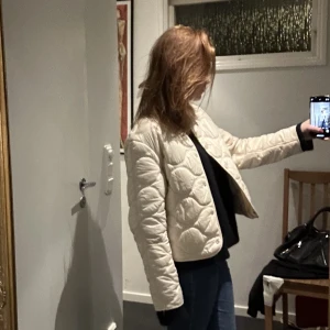 Mango jacka - Säljer denna populära mango jacka. I en super fin biege/vit färg. Helt slutsåld nypris 600. Nyskick, inga skavanker och tvättad så inte heller smutsig eller liknande. Skriv för fler bilder!