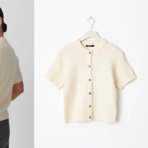 !!!BUDA!!!Beige kortärmad kofta från gina - Säljer en stilren beige kofta från gina med korta ärmar och knappar framtill. Perfekt för lager-på-lager och ger en mjuk och elegant look. Passar bra till både jeans och kjol.