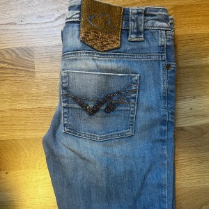 Låg missade jeans - Jätte fina lågmidjade jeans från gamla Vera Moda. Står ingen storlek men är 39cm midjemått, 19cm från knappen till skrevet och ca 98cm  innerben. Kom gärna med prisförslag😊❤️