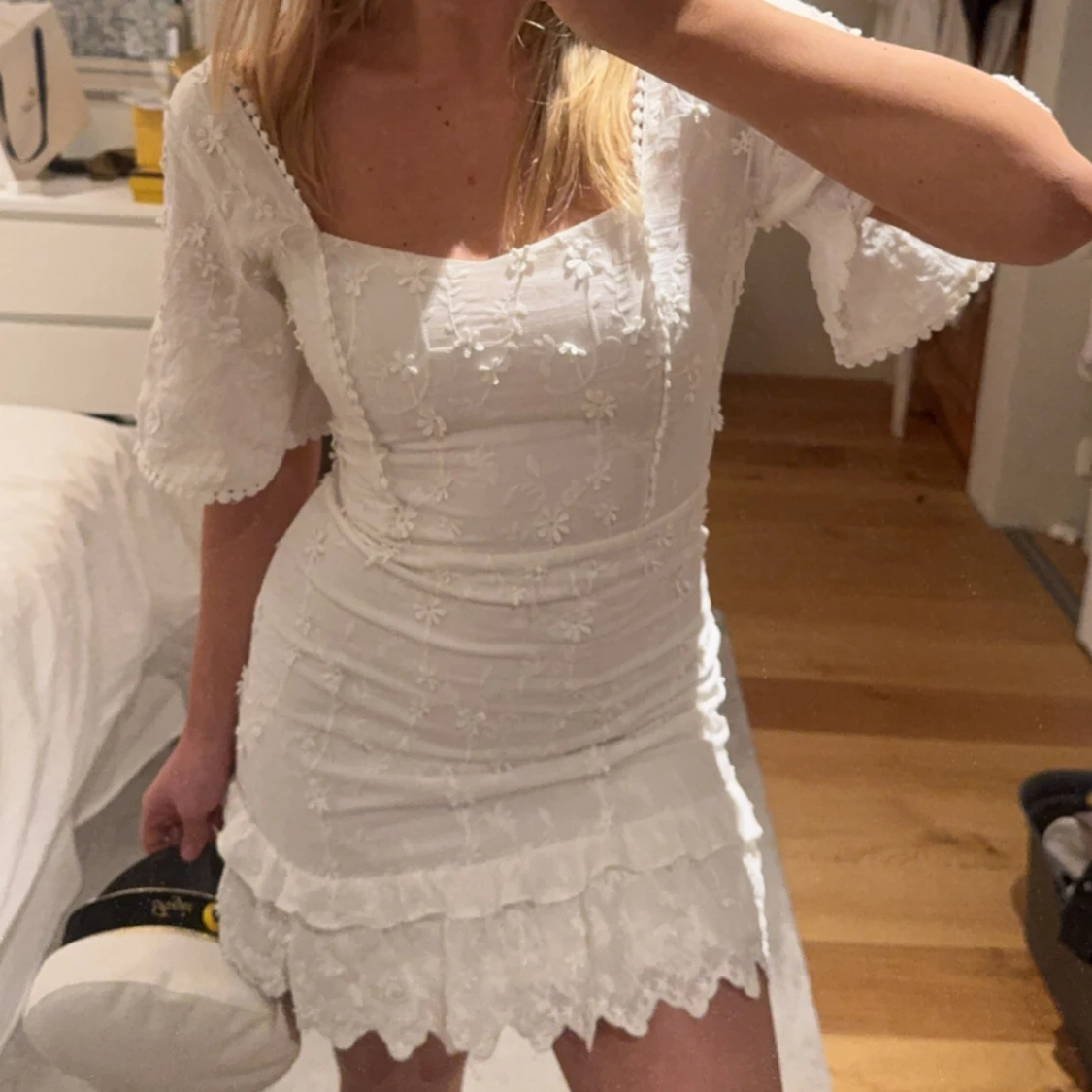 Vit blommig klänning