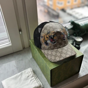 Gucci keps med tigerbroderi - Riktigt fet Keps köpte denna för ett litet tag sedan då jag ville matcha mina Gucci ace tiger, nyskick på denna box och dustbag medföljer. Kvitto finns