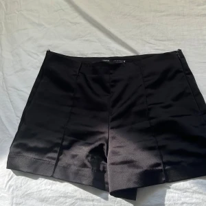 Svarta shorts från Zara - Jättefina satin shorts!! Super bra skick🥰