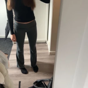 Gina Tricot Yogapants - Säljer dessa trendiga yogapantsen i en mörkgrön färg. Jättesköna och snygga, knappt använda 