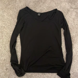 Svart långärmad topp från Shein - Säljer en stilren svart långärmad tröja, basic och urringad 