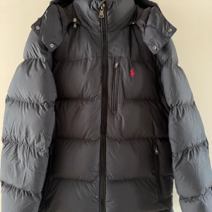 Ralph lauren jacka  - Säljer min ralphlauren jacka som jag fick i present denna julen, säljer pga av att den är för liten annars skit snygg och skön, Storlek M och knappt använd | nypris ca 5500kr