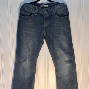 Levi's 506 Standard Jeans - Säljer ett par Levi's 506 Standard. Dom är uppsydda, se näst sista bilden för längden på byxan. Hör av dig vid frågor!😀