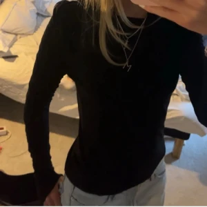 Svart långärmad topp - Sstilren svart långärmad topp med snygga armar, aldrig använt och prislapp sitter kvar. 