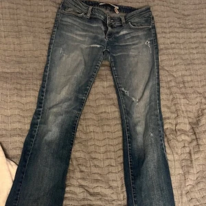 Blå jeans från Miss Sixty - Snygga lågmidjade jeans med en lätt slitning. De har en låg midja och en straight/bootcut passform. Skriv om du har frågor! Lite långa på mig som är 163. 39 cm rakt över midjan  78 cm innerbenslängd 101 cm ytterbenslängd