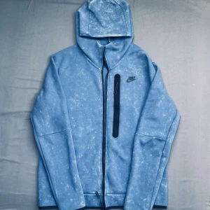 Blå hoodie från Nike - Säljer en blå hoodie från Nike med dragkedja. Skick 9/10 Storlek: M Skriv om ni undrar något🙌