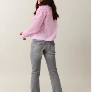 Grå jeans med bootcut - snygga grå jeans från gina