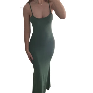 Olivgrön långklänning från Zara - Så snygg klänning men har tyvärr aldrig kommit till användning. Klänningen har en figurnära passform och har satinkänsla.