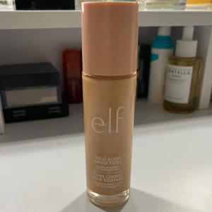 e.l.f. Halo Glow Liquid Filter - Säljer en e.l.f. Halo Glow Liquid Filter i nyansen Fair/Light. Denna flytande produkt ger en strålande lyster och kan användas som en foundation eller highlighter. Perfekt för att skapa en naturlig glow. Testad 2ggr