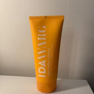 Ida Warg body lotion - Light body lotion från Ida Warg. Den är använd fåtal gånger men innehållet som är kvar har aldrig kommit i kontakt med min hud. Köpt för två veckor sen men säljer då doften inte var för mig🧡