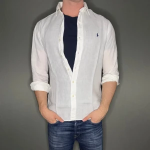 Ralph lauren linne skjorta - Hej säljer nu min fina Ralph lauren linnen skjorta i storlek S. Den är i nyskick och kommer vara otroligt snygg nu i vår och framåt sommaren. Nypris cirka 2100kr! Vi kommer att sälja liknande produkter nu i vår och närmare sommar så glöm inte följa profilen!🌊🍾