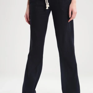 Svarta linnebyxor - Säljer mina linnebyxor från Roxy i stl xs. Använda men mycket bra skick!