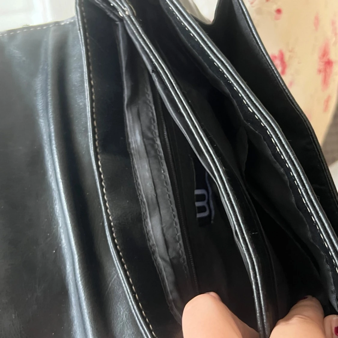 Svart axelväska med spänne - 91