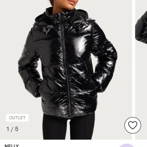 Svart pufferjacka från Nelly - Säljer en snygg svart pufferjacka från Nelly. Den är perfekt för kalla dagar. Jackan har en dragkedja framtill och en mysig luva.Passar perfekt för både höst och vinter. Jackan är slutsåld. Den har gått upp lite vid dragkedjan men inget som syns när man har den på sig. Annars är den i super fint skick inga deffekter förutom det