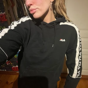 Svart hoodie från FILA med vita detaljer - Säljer en svart hoodie från FILA. Storlek S men passar även XS. 
