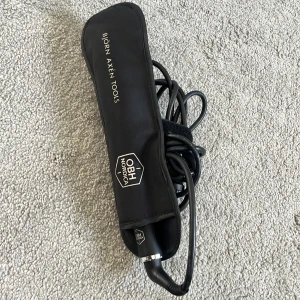 Locktång från Björn Axén Tools x OBH Nordica - Locktång ifrån Björn Axén🥰 Använt Max 3 gånger så mycket bra skick, har såklart rengjort den💕